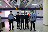 深圳一男子高铁站用手机偷拍女乘务员裙底 被行拘5日