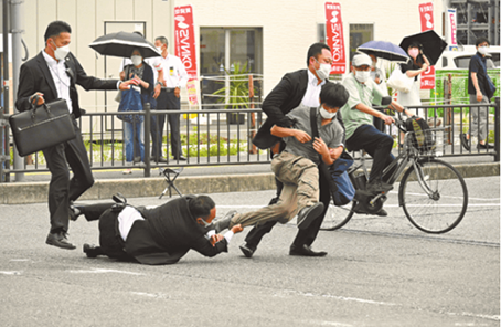 日本警方公布安倍遇刺安保细节:警察被分散注意力